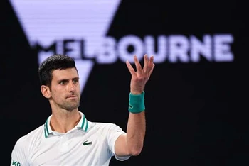 Tay vợt Novak Djokovic thi đấu trong trận chung kết đơn nam giải Australia mở rộng tại thành phố Melbourne, ngày 21/2/2021. (Ảnh: TTXVN)