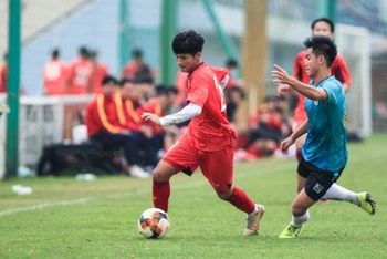 Đội tuyển U17 quốc gia (đỏ) có trận đấu tốt trước đàn anh U19 Hà Nội. (Ảnh: VFF)