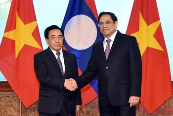 Thủ tướng Phạm Minh Chính và Thủ tướng Lào Phankham Viphavanh chụp ảnh chung. (Ảnh: Trần Hải)