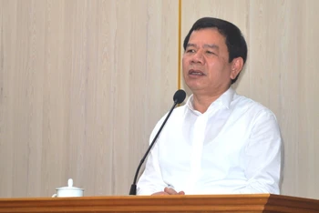 Đồng chí Đặng Văn Minh, Chủ tịch Ủy ban nhân dân tỉnh Quảng Ngãi phát biểu chỉ đạo tại cuộc họp.