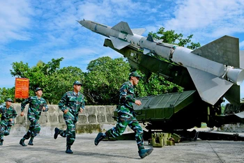 Bộ đội tên lửa huấn luyện báo động chuyển trạng thái sẵn sàng chiến đấu. (Ảnh: Quân chủng Phòng không-Không quân)