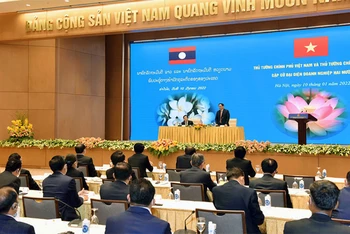 Thủ tướng Phạm Minh Chính và Thủ tướng Lào Phankham Viphavanh gặp gỡ doanh nghiệp hai nước. (Ảnh: TRẦN HẢI)