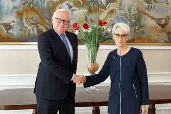 Thứ trưởng Ngoại giao Nga Sergei Ryabkov (trái) và người đồng cấp Mỹ Wendy Sherman trước vòng đối thoại chiến lược thứ 2 ở Geneva, Thụy Sĩ ngày 30/9/2021. (Ảnh tư liệu: AFP/TTXVN)