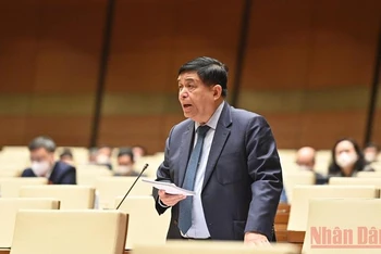 Bộ trưởng Kế hoạch và Đầu tư Nguyễn Chí Dũng giải trình, làm rõ một số vấn đề đại biểu Quốc hội nêu tại phiên thảo luận ngày 10/1. (Ảnh: Khoa Linh)