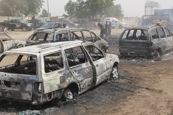 Nhiều ngôi nhà và xe ô-tô bị các tay súng đốt phá trong vụ tấn công ở Auno, Nigeria, ngày 9/2/2020. (Ảnh: AFP/TTXVN)