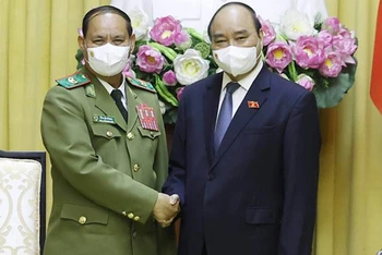 Chủ tịch nước Nguyễn Xuân Phúc tiếp Bộ trưởng Công an Lào Vilay Lakhamphong. (Ảnh: Thống Nhất/TTXVN)