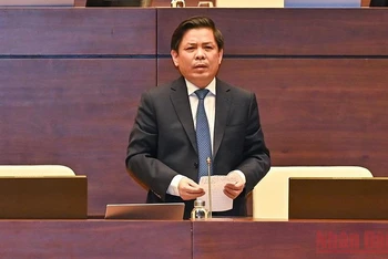 Bộ trưởng Giao thông vận tải Nguyễn Văn Thể báo cáo giải trình một số vấn đề đại biểu Quốc hội quan tâm. (Ảnh: LINH KHOA)