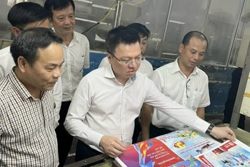 Tổng Biên tập Lê Quốc Minh đã ký và nhấn nút phát lệnh in ấn phẩm Xuân Nhân Dân Nhâm Dần 2022.
