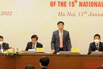 Phó Chủ nhiệm Ủy ban Tài chính - Ngân sách của Quốc hội Nguyễn Hữu Toàn phát biểu tại buổi họp báo. (Ảnh: ĐĂNG KHOA)