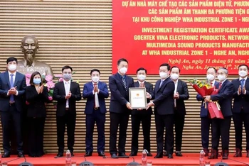 Chủ tịch UBND tỉnh Nghệ An trao Giấy chứng nhận đăng ký đầu tư cho nhà đầu tư. (Ảnh: Phạm Bằng)