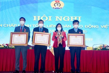 Đồng chí Bùi Thị Minh Hoài thay mặt lãnh đạo Đảng, Nhà nước trao Huân chương Lao động tặng các đồng chí lãnh đạo Tổng Liên đoàn lao động Việt Nam.