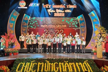 Lãnh đạo Thành phố Hồ Chí Minh chụp ảnh lưu niệm với các mạnh thường quân, doanh nghiệp, đơn vị… tại Chương trình “Tết nghĩa tình - Xuân Nhâm Dần 2022”.