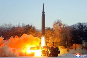 Tên lửa siêu thanh kiểu mới của Triều Tiên được phóng từ tỉnh miền bắc Jagang. (Ảnh: KCNA/TTXVN)