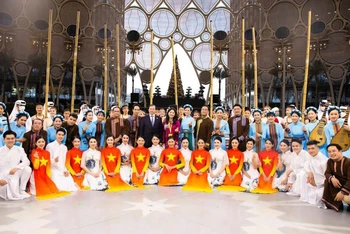 Thứ trưởng Văn hóa, Thể thao và Du lịch Tạ Quang Đông và các diễn viên, nghệ sĩ tham gia Triển lãm EXPO 2020 Dubai. (Ảnh: Tổng cục Du lịch) 