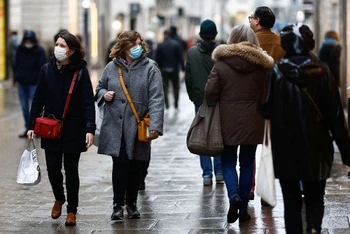 Người dân đeo khẩu trang trên đường phố ở Nantes, Pháp, ngày 8/1/2022. (Ảnh: REUTERS)