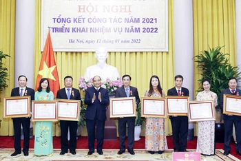 Chủ tịch nước Nguyễn Xuân Phúc trao tặng Huân chương Lao động hạng Nhất, Nhì cho các cá nhân. (Ảnh: TTXVN)