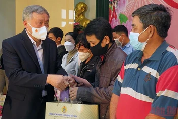 Đồng chí Nguyễn Hòa Bình trao quà cho đoàn viên, công nhân lao động gặp khó khăn do ảnh hưởng đại dịch Covid-19 tại Phú Yên. 