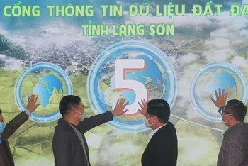 Lãnh đạo các Sở, ban, ngành của tỉnh Lạng Sơn bấm nút khai trương cổng thông tin dữ liệu đất đai của tỉnh.
