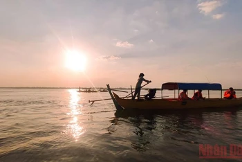Khách nước ngoài thăm vịnh Cá heo trên sông Mekong, tỉnh Kratie, ngày đầu tiên năm mới 2022 (Ảnh: Nguyễn Hiệp)
