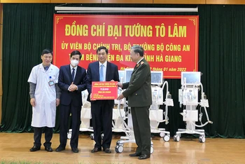 Đại tướng Tô Lâm tặng 10 máy thở cho Bệnh viện Đa khoa Hà Giang.