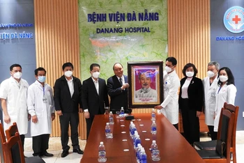 Chủ tịch nước tặng bức ảnh chân dung Chủ tịch Hồ Chí Minh cho Bệnh viện Đà Nẵng.