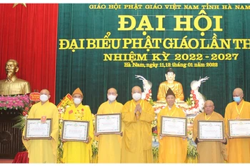 Các tập thể có nhiều công đức đối với đạo pháp dân tộc được Trung ương Giáo hội Phật giáo Việt Nam trao tặng Bằng tuyên dương công đức.