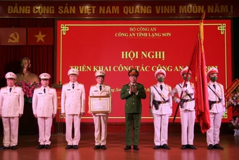 Thiếu tướng Lê Quốc Hùng, Ủy viên Trung ương Đảng, Thứ trưởng Công an trao tặng Huân chương Chiến công hạng Nhì cho tập thể Phòng Cảnh sát giao thông.