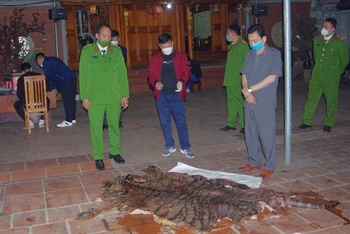 Tang vật dùng để nấu cao hổ được Cơ quan Công an phát hiện tại nhà ông Ngô Văn Quân. (Ảnh: TTXVN)