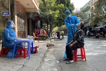 Xét nghiệm sàng lọc cho người dân trên đường Phù Long, phường Trần Tế Xương, TP Nam Định.