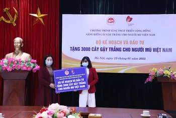 Chủ tịch Công đoàn Bộ Kế hoạch và Đầu tư Lê Thị Tường Thu trao quà cho Hội Người mù Việt Nam. 