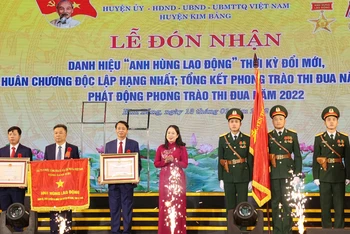 Phó Chủ tịch nước Võ Thị Ánh Xuân trao tặng danh hiệu Anh hùng Lao động thời kỳ đổi mới; Huân chương Độc lập hạng Nhất cho Đảng bộ, chính quyền và nhân dân huyện Kim Bảng.
