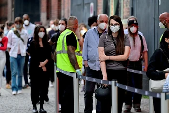 Người dân xếp hàng để vaccine trước Trung tâm tiêm chủng Arena Treptow ở Berlin, Đức, ngày 9/8/2021. (Ảnh: REUTERS)