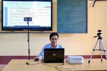 Giáo viên Trường Châu Văn Liêm (quận Ninh Kiều, TP Cần Thơ) dạy trực tuyến cho học sinh. (Ảnh: Trường Tiến)