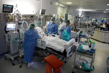 Điều trị bệnh nhân Covid-19 tại một bệnh viên ở thủ đô Warsaw, Ba Lan, 11/1/2022. (Ảnh: Reuters)