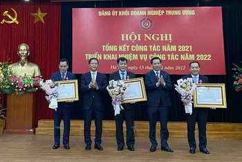 Đồng chí Trần Tuấn Anh trao Huân chương Lao động tặng các cá nhân có thành tích xuất sắc.