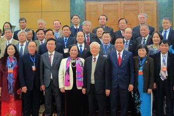 Tổng Bí thư Nguyễn Phú Trọng chụp ảnh cùng các đại biểu. 