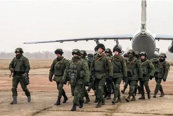 Binh sĩ Belarus thuộc lực lượng Tổ chức Hiệp ước An ninh tập thể (CSTO) tới Kazakhstan, ngày 8/1/2022. (Ảnh: AFP/TTXVN)