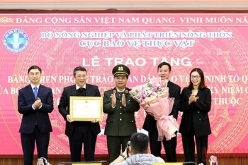 Trung tướng Nguyễn Đình Thuận trao Bằng khen vì sự nghiệp bảo vệ an ninh Tổ quốc của Bộ Công an cho tập thể Cục Bảo vệ thực vật vì đã có thành tích xuất sắc trong phong trào toàn dân bảo vệ an ninh tổ quốc.