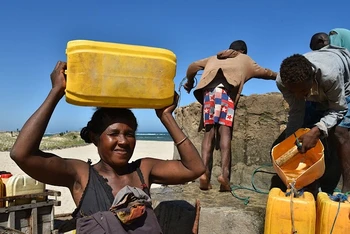 Người dân lấy nước sạch từ giếng trên bãi biển Faux Cap ở Madagascar. (Ảnh: WFP)