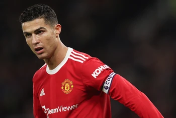 Dù mang băng đội trưởng, Cristiano Ronaldo vẫn không thể chỉ đạo được các đồng đội trẻ. (Ảnh: Getty Images) 