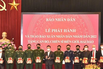 Tổng Biên tập Báo Nhân Dân Lê Quốc Minh trao tặng sách quý của Tổng Bí thư Nguyễn Phú Trọng cho đại diện các đơn vị. (Ảnh: THỦY NGUYÊN)
