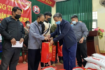 Ông Nguyễn Lệ Quế, Chủ tịch Hội đồng quản trị Công ty cổ phần cấp nước Điện Biên, trao quà Tết tặng hộ nghèo xã Nậm Tin, huyện Nậm Pồ.