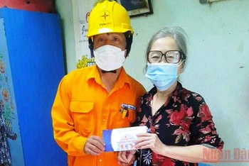 Tặng phiếu quà tặng miễn phí dịch vụ điện” cho bà Hà Thị Kim Tâm.