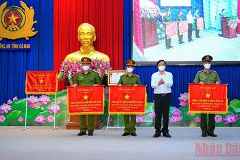 Chủ tịch UBND tỉnh Cà Mau tặng Cờ thi đua của Bộ Công an cho 4 đơn vị thuộc Công an tỉnh Cà Mau.