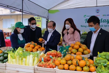Chủ tịch Liên minh Hợp tác xã Nguyễn Ngọc Bảo tham quan tại gian hàng nông sản sạch.