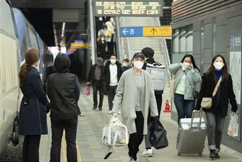 Người dân đeo khẩu trang phòng lây nhiễm Covid-19 tại nhà ga ở Seoul (Hàn Quốc). (Ảnh: THX/TTXVN)