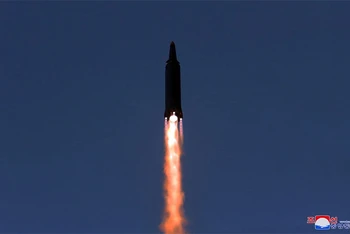 Hình ảnh một vụ phóng tên lửa do KCNA cung cấp.