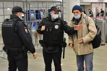Tăng cường kiểm tra việc tuân thủ biện pháp phòng, chống dịch tại các bến tàu điện ngầm ở thủ đô Moskva (Nguồn: Moskva 24)