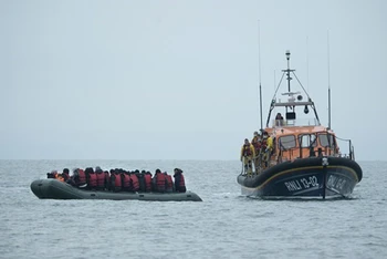 Người di cư được lực lượng cứu hộ giải cứu. (Ảnh: AFP/TTXVN)