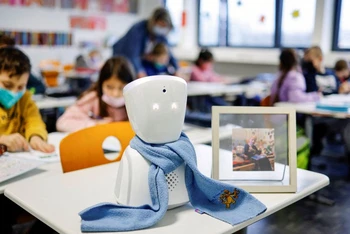 Cậu học sinh Đức Joshua, bảy tuổi, tham dự bài học ở trường thông qua một robot đại diện, ngày 13/1. Ảnh: Reuters.